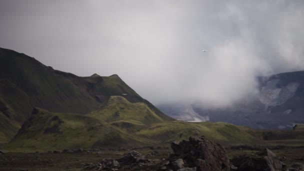 Panoramatický výhled na zelenou horu Hattafell se sopečnou krajinou. Laugavegur trek na Islandu — Stock video