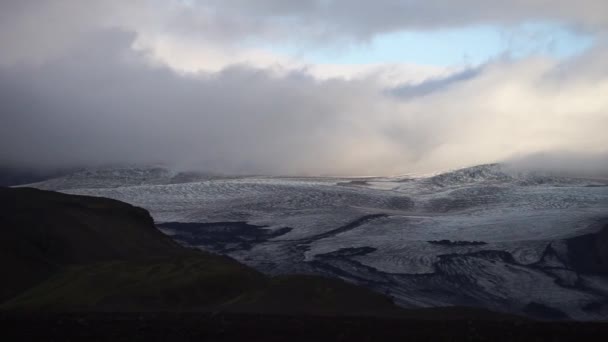 Uitzicht op bergen, gletsjers en vulkanische landschappen. Laugavegur trekking in IJsland — Stockvideo