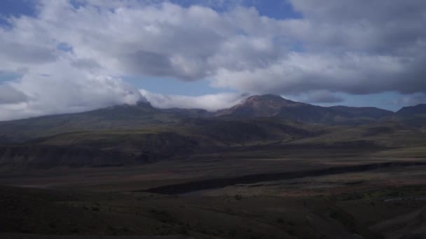 Paisagem vulcânica islandesa com grama verde e céu azul. Islândia natureza — Vídeo de Stock
