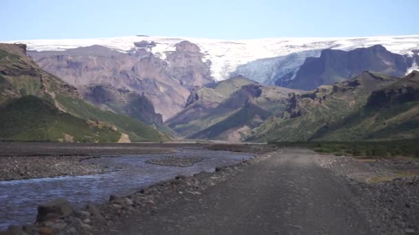 Vista panorâmica da estrada da montanha Entre as montanhas nevadas rio próximo em Thorsmork, Islândia — Vídeo de Stock