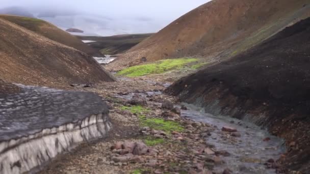 Paesaggio maestoso con pezzo di ghiacciaio, struttura geologica colorata e piccolo fiume che passa al rallentatore. Sentiero escursionistico Laugavegur, Islanda — Video Stock