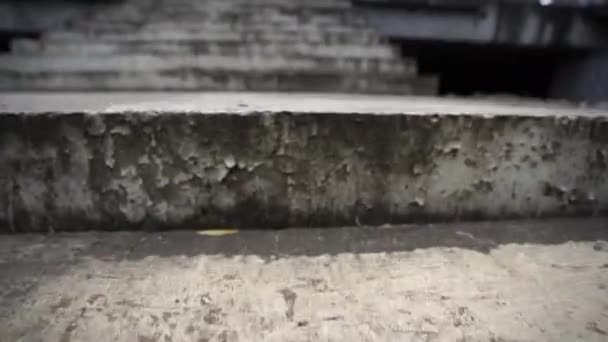 Alte unfertige Treppe Betonkonstruktion in verlassenem Gebäude im Freien — Stockvideo