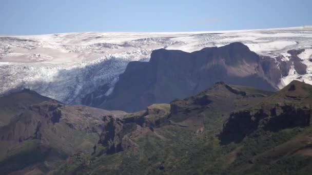 Vue panoramique de la montagne parmi les montagnes enneigées rivière voisine à Thorsmork, Islande — Video