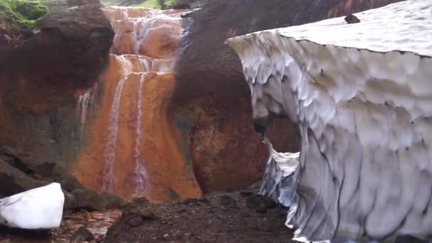 Majestätische Landschaft mit Gletscherfrieden, farbenfroher geologischer Struktur und winzigem Wasserfall in der Nähe. Laugavegur Wanderweg, Island — Stockvideo