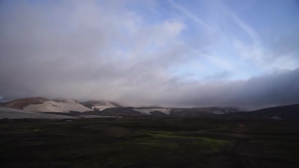 Schöne Landschaft mit Gletscher, Hügeln und Moos am Fimmvorduhals-Trail bei Landmannalaugar an einem sonnigen Sommertag, Island — Stockvideo