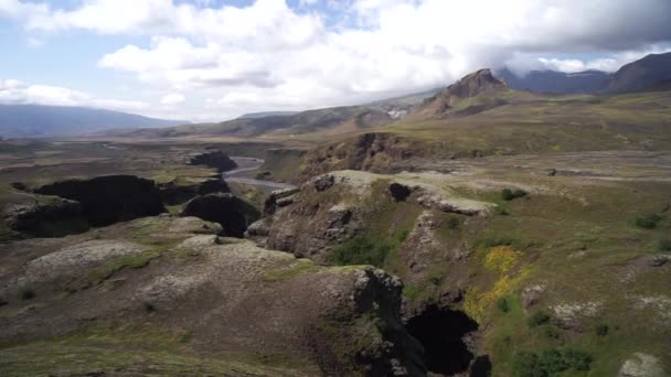 Panorama vulcanico islandese con canyon, fiume e cielo blu. Islanda natura — Video Stock