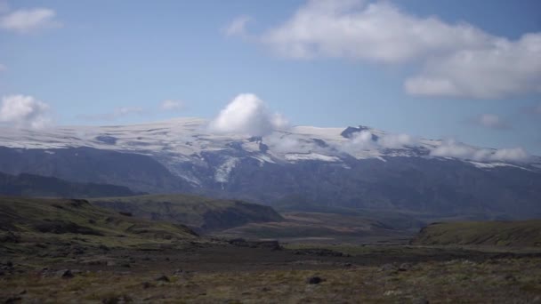 Dağdaki muhteşem mavi gökyüzü ve bulutlu buzul. İzlanda — Stok video