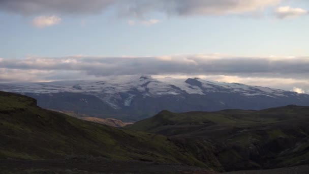 Красивый зимний ледник на горе во время заката. Исландия — стоковое видео