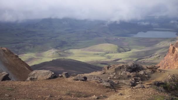 Yeşil, sisli tepeli dağ vadisini görün. Laugavegur yürüyüş yolu, İzlanda — Stok video
