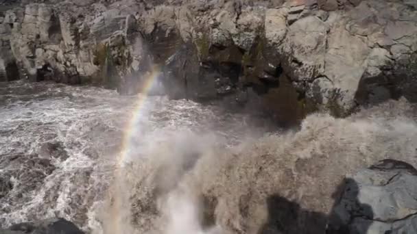 Hladký špinavý vodopád nad řekou Innri-Emstrua. Laugavegurská turistická stezka — Stock video