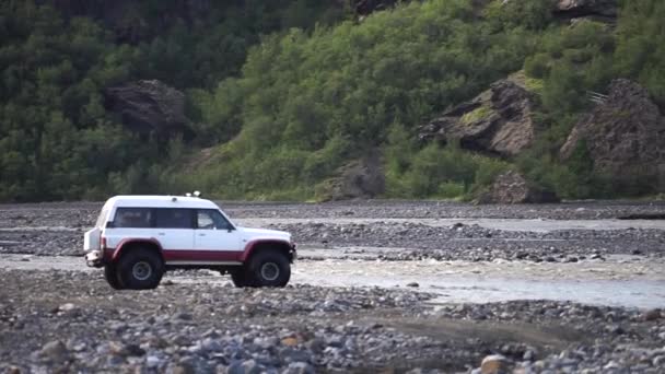 Araç 4x4 çok hızlı geçiyor, Thorsmork, İzlanda 'da tehlikeli bir nehir. Macera — Stok video