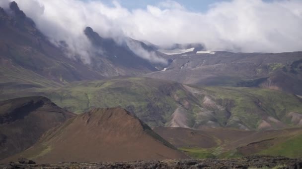 Σύννεφα που περνούν από βουνά κορυφώνονται περιτριγυρισμένα από ηφαιστειακό τοπίο. Φύση της Ισλανδίας — Αρχείο Βίντεο