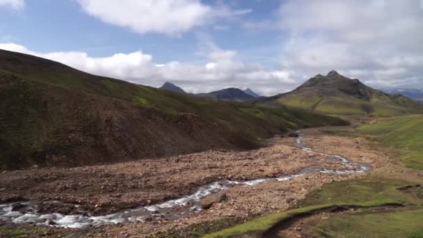 Yeşil tepeleri, nehir deresi ve gölü olan dağ vadisini görün. Laugavegur yürüyüş yolu, İzlanda — Stok video