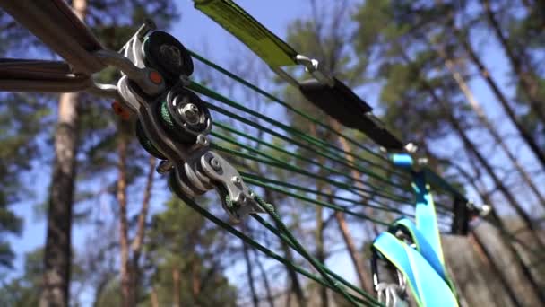 Uomo che salta e fa trucchi su slackline nella foresta al rallentatore — Video Stock