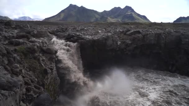 Cachoeira suja sobre o rio Innri-Emstrua. Trilha de caminhadas Laugavegur — Vídeo de Stock