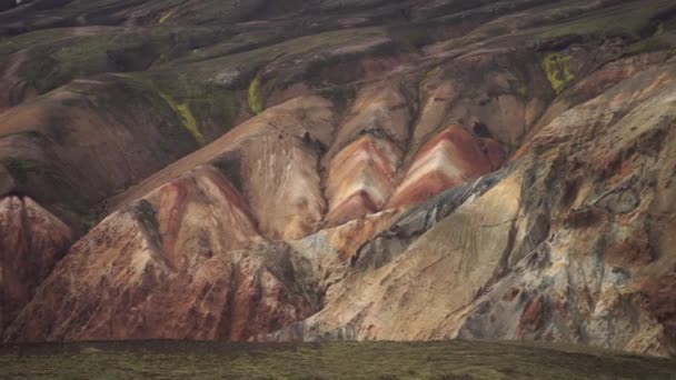 Landmannalaugar Barevné hory na turistické stezce Laugavegur. Island. Kombinace vrstev pestrobarevných hornin, minerálů, trávy a mechu — Stock video