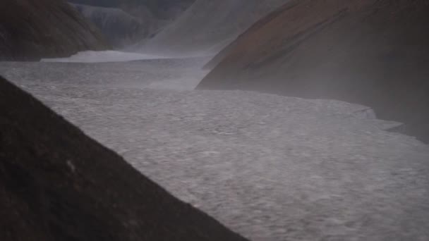 Foggy mystisk vulkan landskap med glaciär, kullar och mossa på Fimmvorduhals leden nära Landmannalaugar av sommaren solig dag, Island — Stockvideo