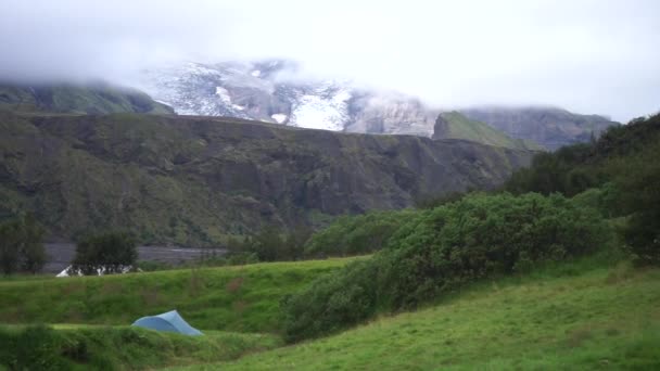 Kamperen tent met gletsjer, bergen en heuvels in thorsmork. IJsland — Stockvideo