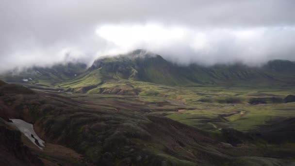 Veja o vale da montanha com colinas verdes e nebulosas. Laugavegur trilhas para caminhadas, Islândia — Vídeo de Stock