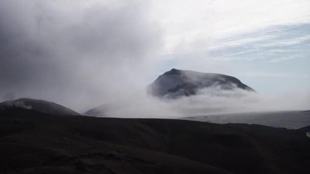 Sopečná aktivní krajina s žábou, ledovcem, kopci a zeleným mechem na stezce Fimmvorduhals poblíž Landmannalaugar letního slunečného dne, Island — Stock video