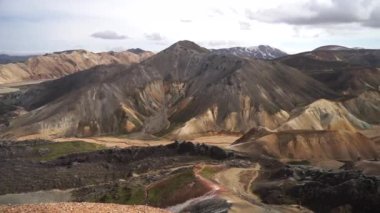 Laugavegur yürüyüş yolu üzerindeki Landmannalaugar Renkli Dağları. İzlanda. Çok renkli kaya, mineral, ot ve yosun katmanlarının birleşimi
