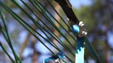 Adam atlıyor ve ağır çekimde ip ip üzerinde numaralar yapıyor. 