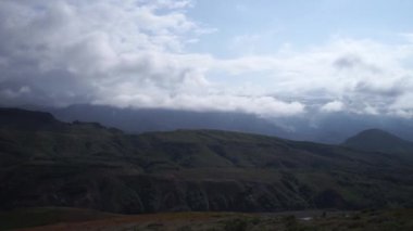 Yeşil otlar ve mavi gökyüzüyle İzlanda volkanı manzarası. İzlanda doğası