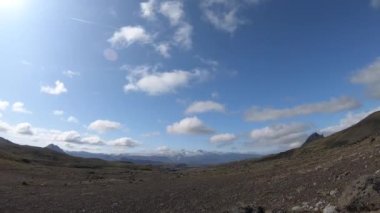 Volkanik manzaralı panoramik manzara ve inanılmaz bulut hareketleri. İzlanda, Laugavegur yürüyüşü