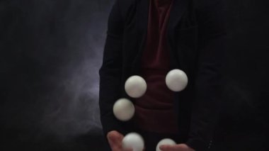 Beyaz toplarla hokkabazlık yapan ellerin yakın çekimi. yetenek, kapasite, beceri, benzersizlik