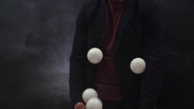 Beyaz toplarla hokkabazlık yapan ellerin yakın çekimi. yetenek, kapasite, beceri, benzersizlik