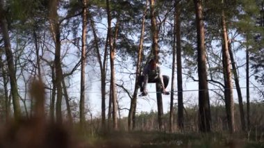 Adam atlıyor ve ağır çekimde ip ip üzerinde numaralar yapıyor. 