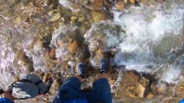 Küçük nehri geçen ayakkabılara yakın çekim 