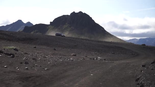 Terénní automobil jedoucí v sopečné krajině s horami, Island — Stock video