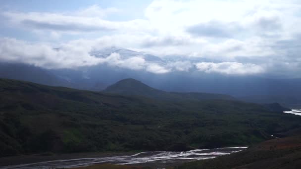 Islandzki krajobraz wulkanu z kanionem, rzeką i błękitnym niebem. Islandia charakter — Wideo stockowe