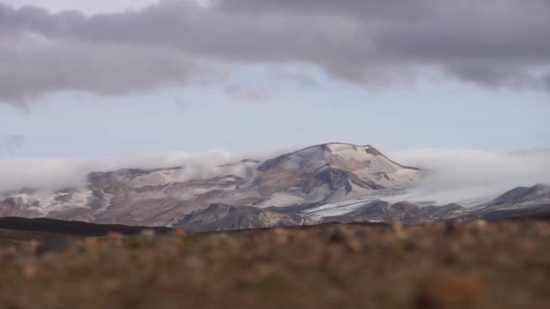 Piękny krajobraz z lodowcem, wzgórzami i mchem na szlaku Fimmvorduhals w pobliżu Landmannalaugar letniego słonecznego dnia, Islandia — Wideo stockowe