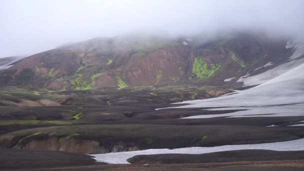Prachtig landschap met gletsjer, heuvels en mos op de Fimmvorduhals trail bij Landmannalaugar van zomerzonnige dag, IJsland — Stockvideo