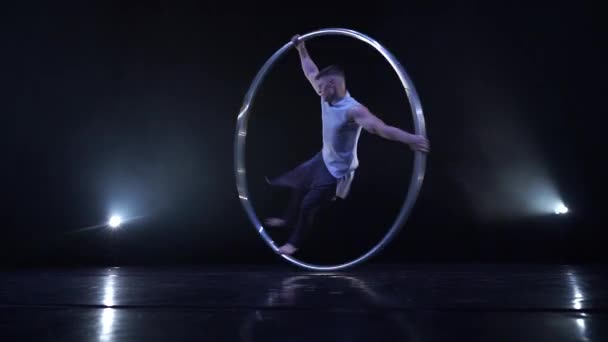 Artiste de cirque montre la concentration et l'équilibre tout en tournant sur une roue Cyr — Video