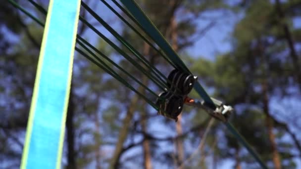 Hombre saltando y haciendo trucos en slackline en el bosque en cámara lenta — Vídeos de Stock