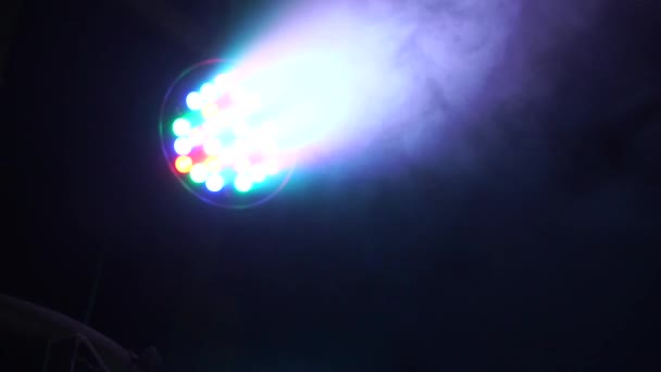 Promienie i promienie światła od światła reflektorów przez dym na scenie w klubie w zwolnionym tempie — Wideo stockowe