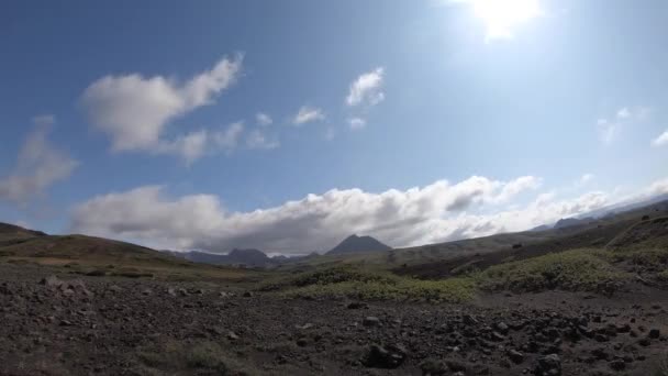 Caducidad de la vista panorámica con el paisaje volcánico y el increíble movimiento de las nubes. Islandia, Laugavegur trekking — Vídeo de stock