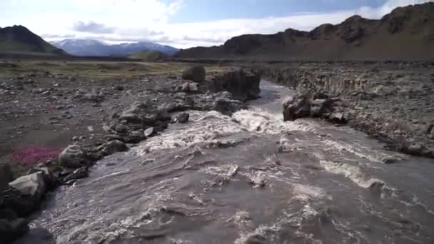 Gladde Innri-Emstrua rivier vanaf de waterval. Laugavegur wandelpad — Stockvideo