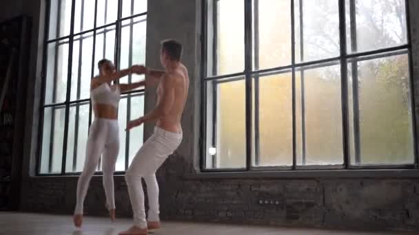 Romantische Tanzbewegung zwischen Mann und Frau. Konzept von Beziehung, Vertrauen und Unterstützung — Stockvideo