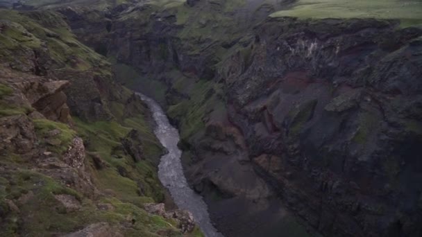 İzlanda 'da Laugavegur yürüyüş yolunda Markarflotsgljufur kanyonu — Stok video