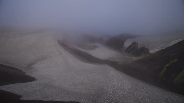 Mlhavá mystická sopečná krajina s ledovcem, kopci a mechem na stezce Fimmvorduhals poblíž Landmannalaugar letního slunečného dne, Island — Stock video