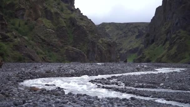 Stakkholtsgja Canyon med flod på Island nära Posmork i slow motion. Island — Stockvideo