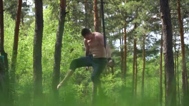 Цирковий художник проводить репетицію в лісі під час карантину та ізоляції — стокове відео