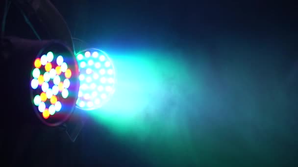 Лучи и лучи света от прожектора через дым на сцене в клубе в замедленной съемке — стоковое видео