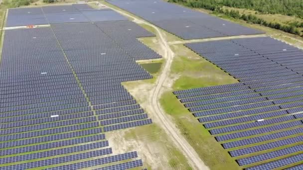 太阳能电池板绿地的空中视图，从上方看 — 图库视频影像