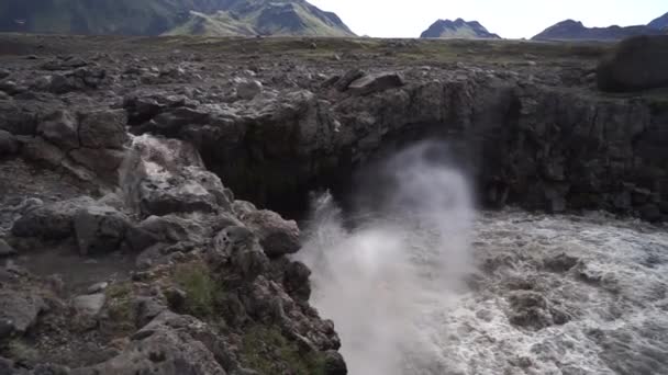 Glatter, schmutziger Wasserfall über der Innri-Emstrua. Wanderweg Laugavegur — Stockvideo