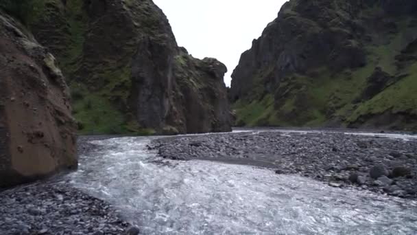 Stakkholtsgja Canyon mit Fluss in Island bei Posmork in Zeitlupe. Island — Stockvideo